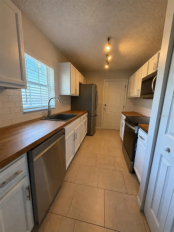 3 bed, 2.0 bath, 1438 sqft, $1,800 — Photo 3