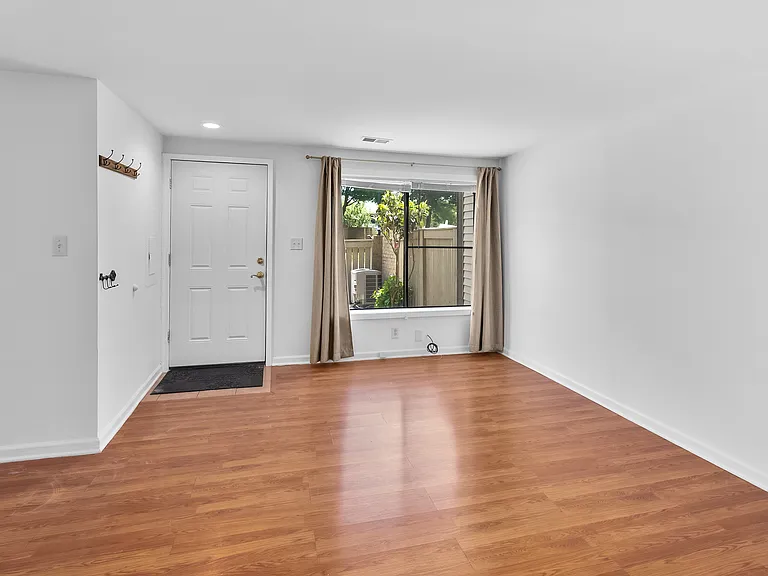 9427 Collette Way — Photo 4