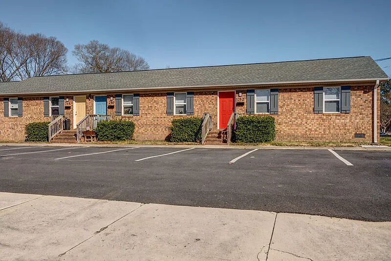 2 bed, 1.0 bath, 650 sqft, $800 — Photo 1