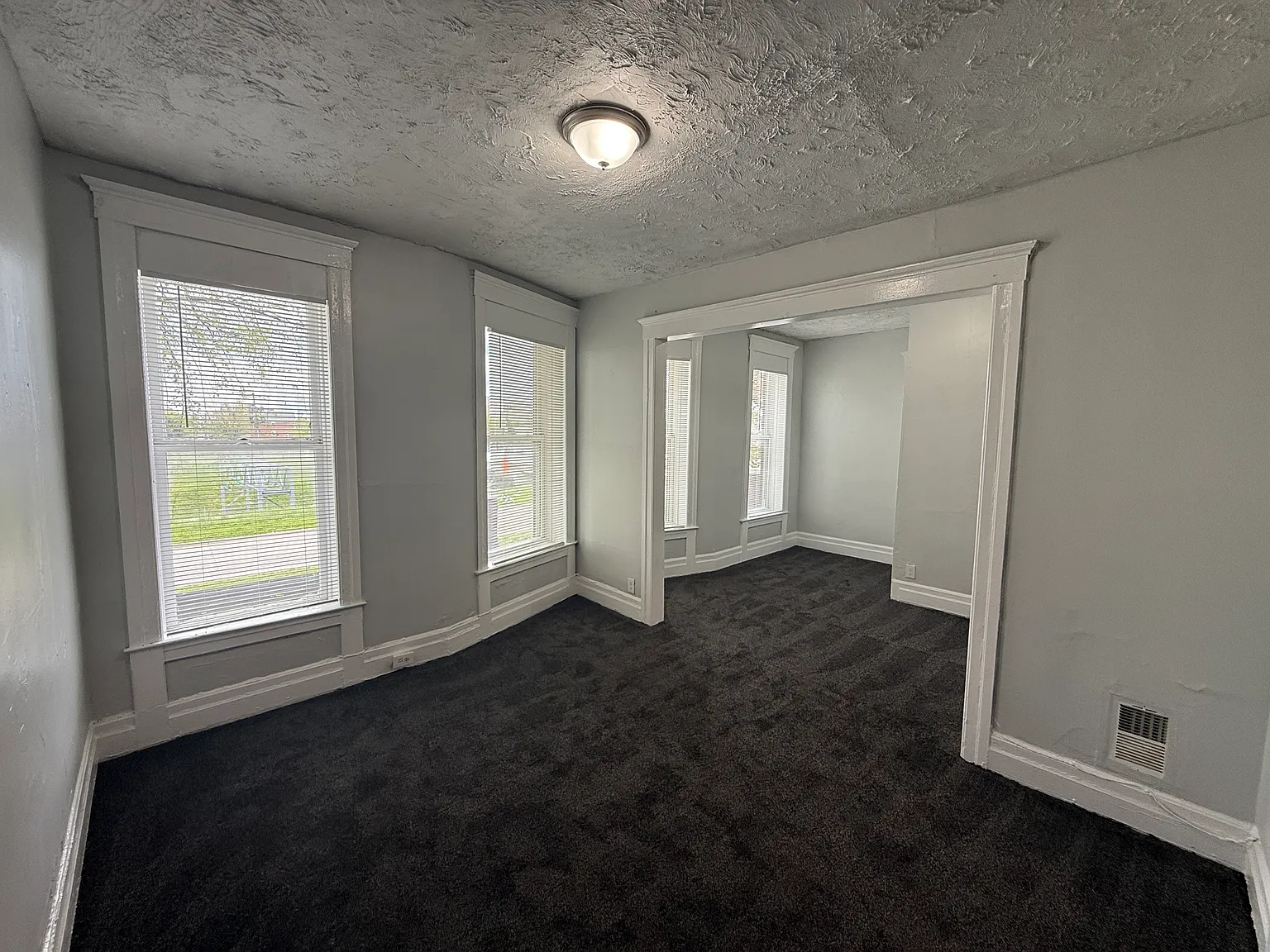 3 bed, 1100 sqft, $1,000 — Photo 2