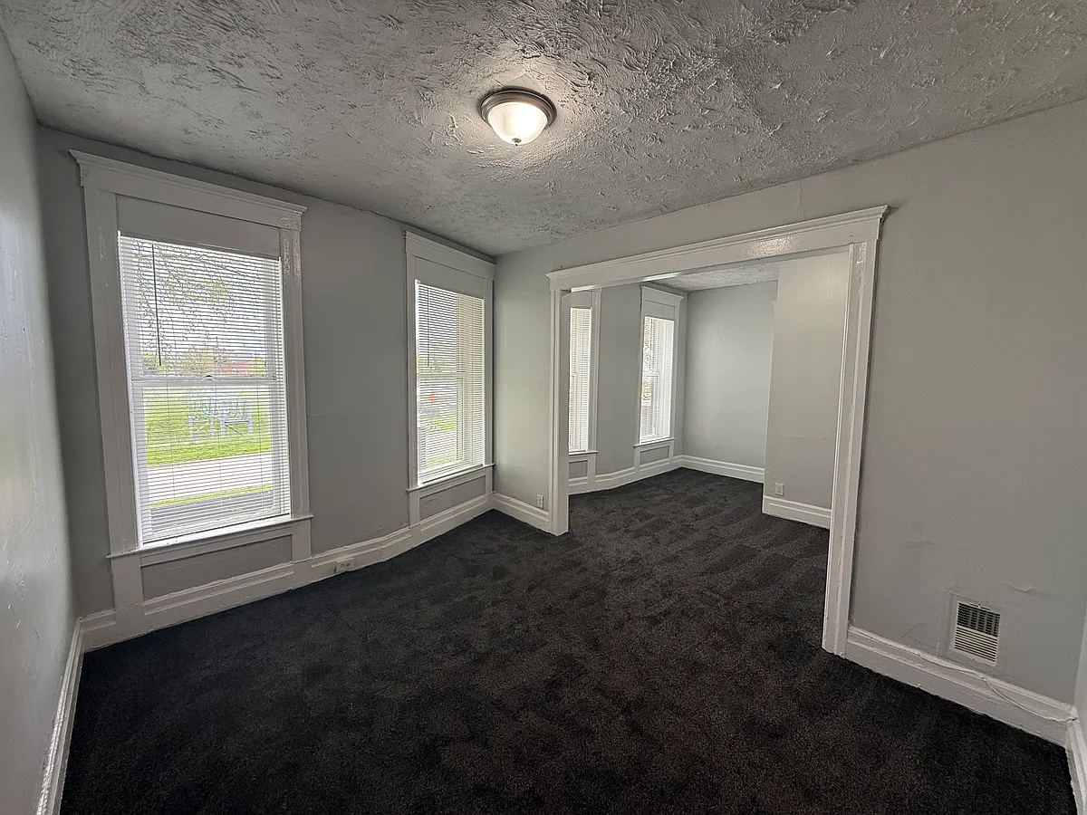 Building Photo - 419 E Edsel Ford Fwy #2
