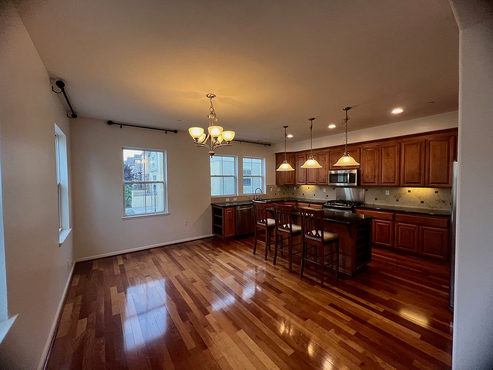 1st image of 422 Toyama Dr