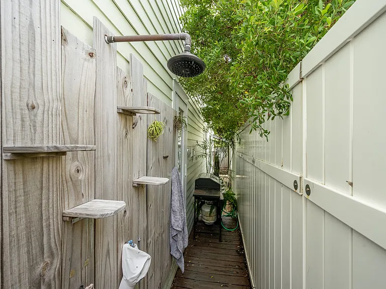 415 Julia St — Photo 29