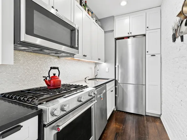 458 West 23rd Street 3A image 3 of 6