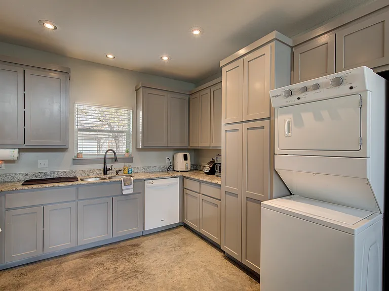 604 Maple St #2 — Photo 32