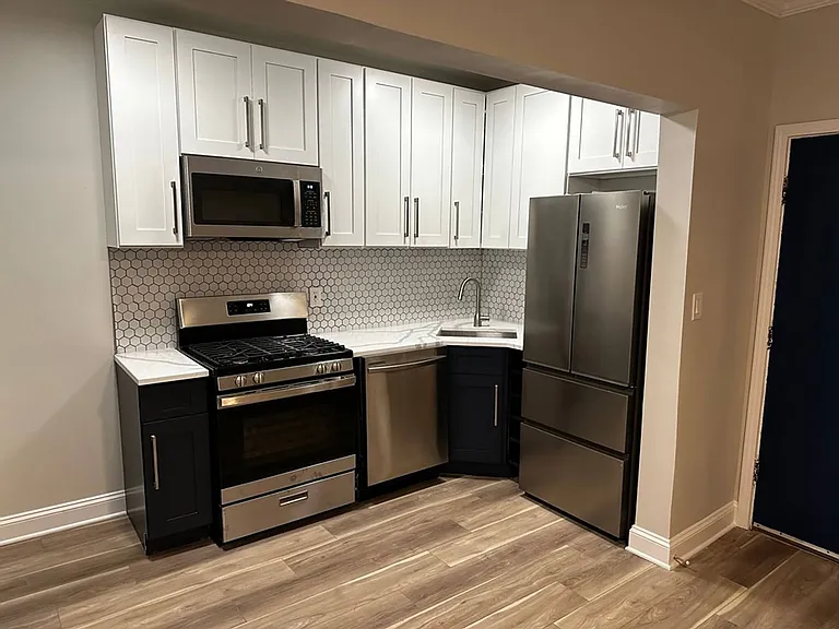 Evelyn Apartments — Photo 6