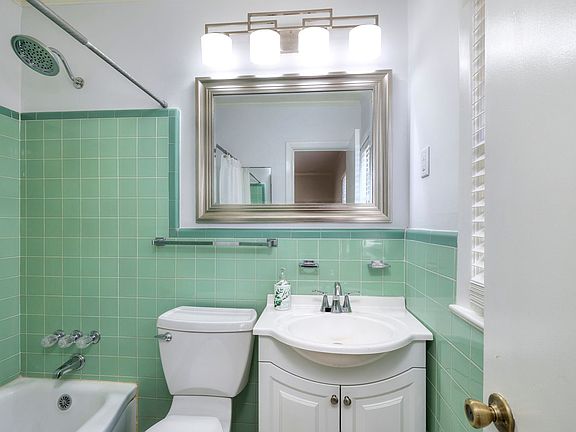 5th image of 515 W Calhoun St