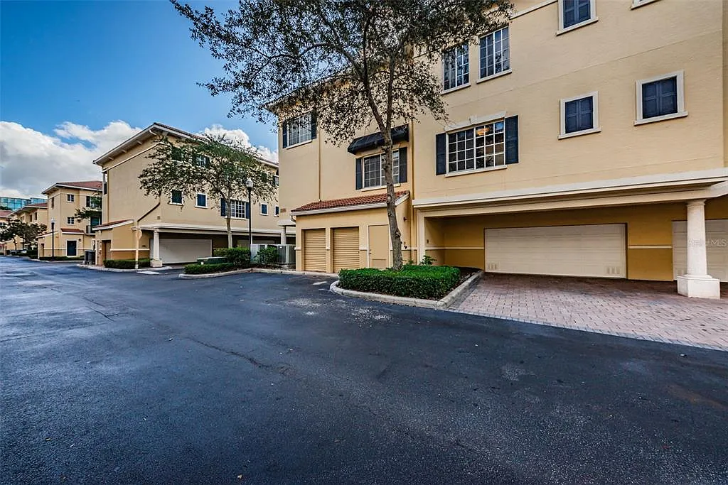 3 bed, 3.0 bath, 1907 sqft, $3,950 — Photo 3