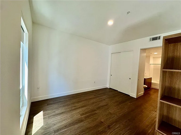 709 E Walnut St #418 — Photo 11