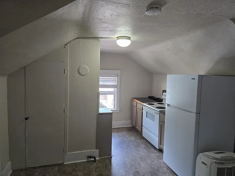 W Laurel St — Photo 4