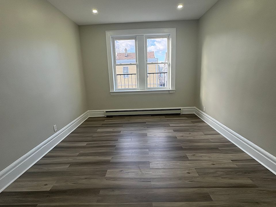 1st image of 382-384 N 11th St #8
