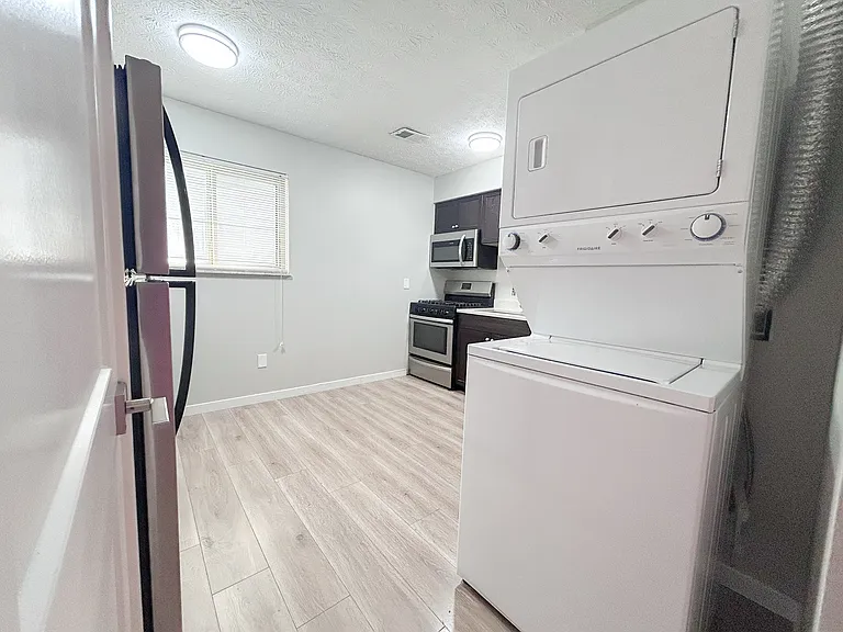 1296 Courtland Ave — Photo 5