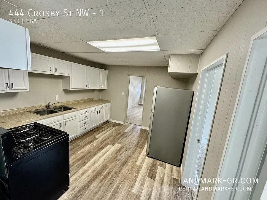 Move In Ready Updated 3 Bed /1 Bath Grand Rapids Nw — Photo 2