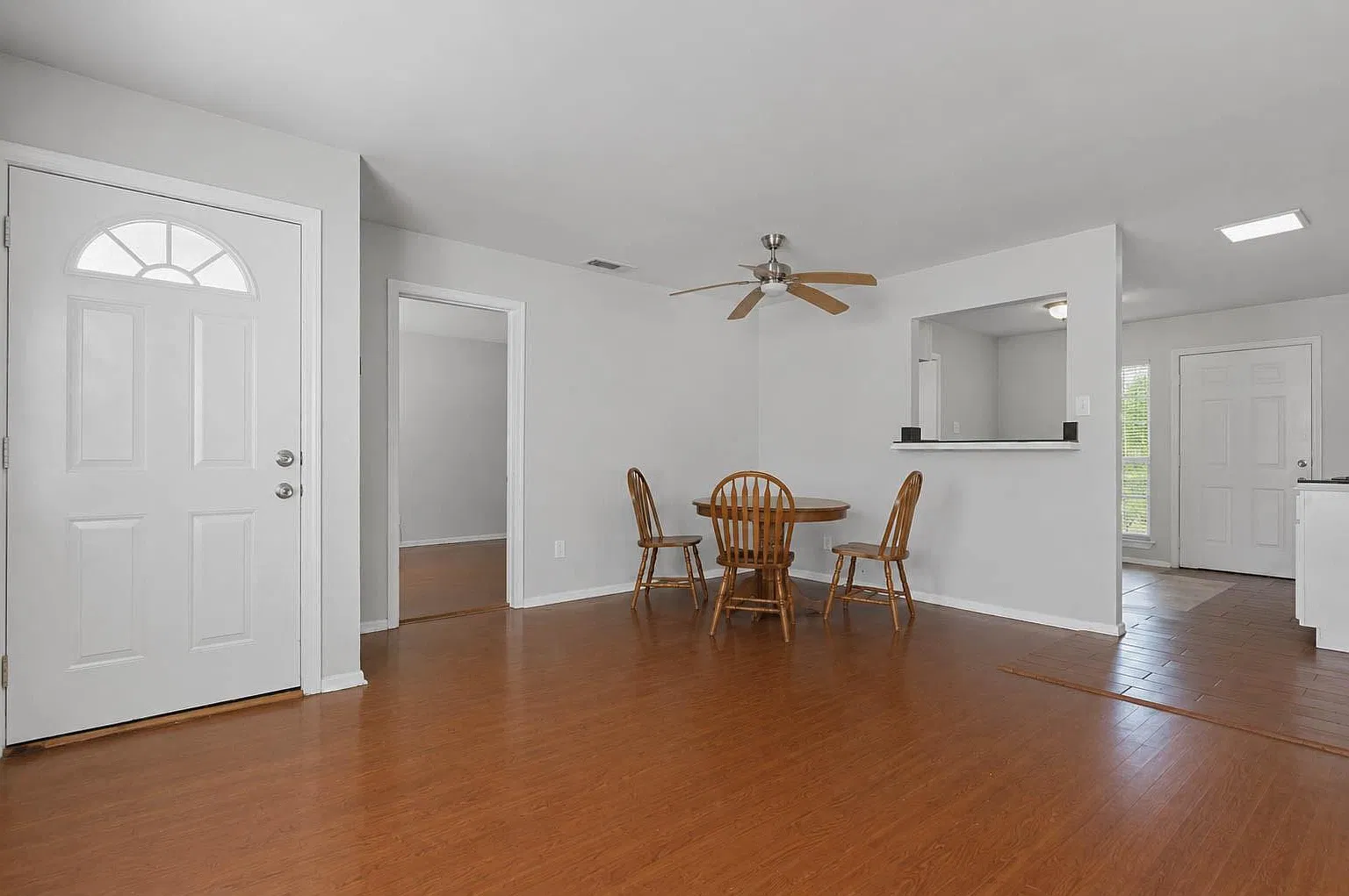 4 bed, 1.0 bath, 1296 sqft, $1,500 — Photo 2