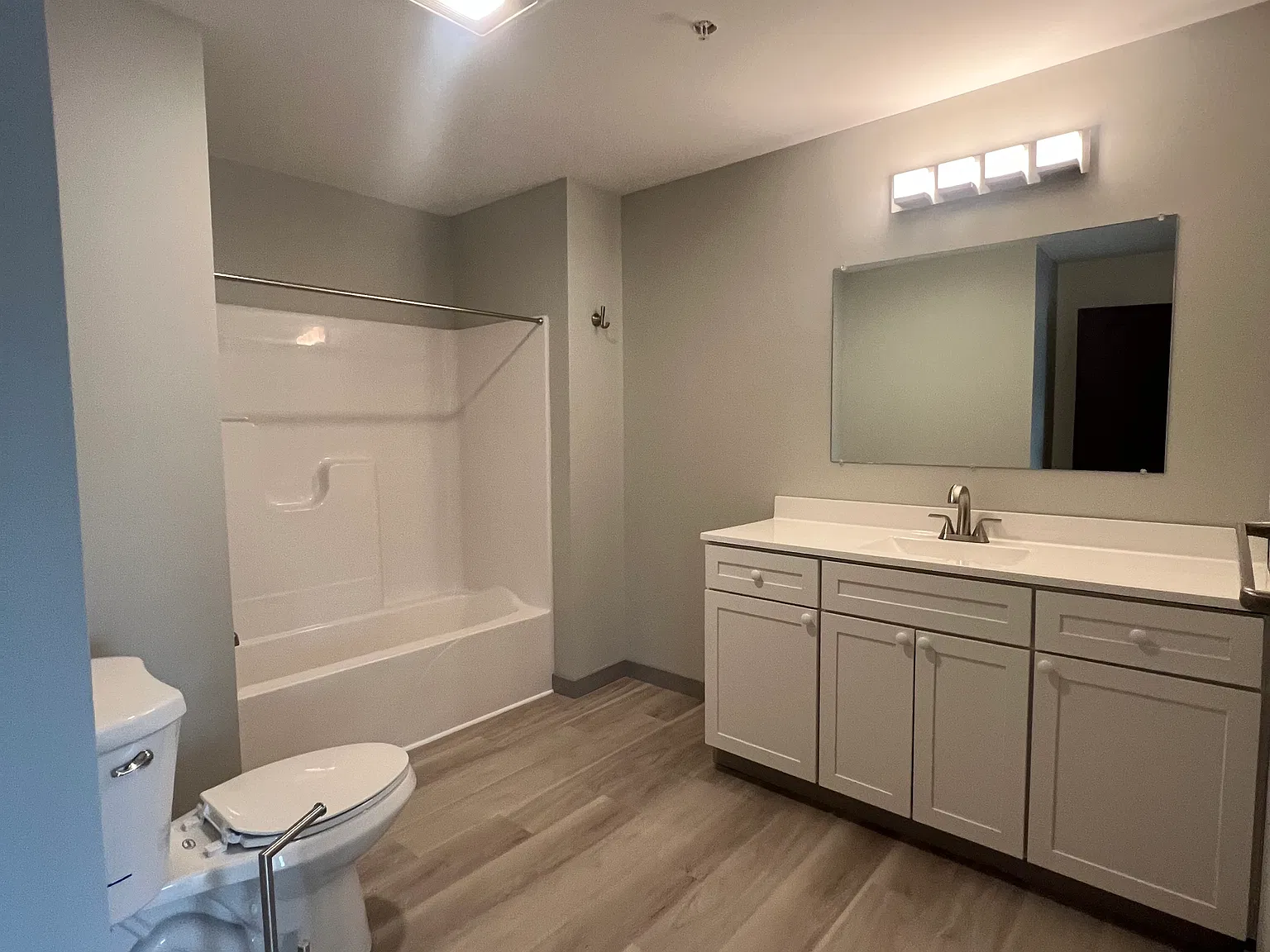 2 bed, 1037 sqft, $2,995 — Photo 3
