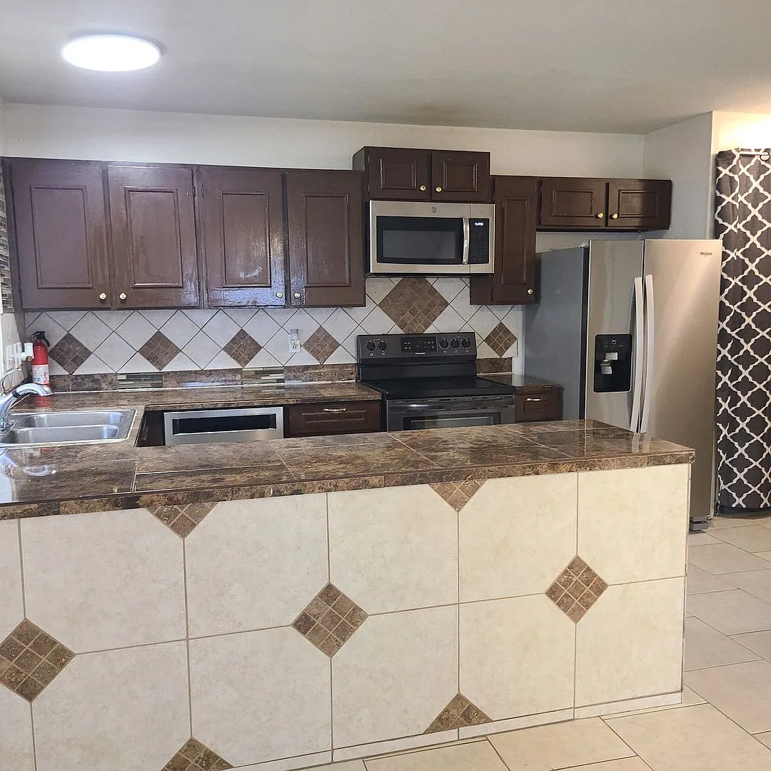 Spacious 2 BR/2.5 bath townhome near the Medical Center w/a fenced in yard! — Photo 3