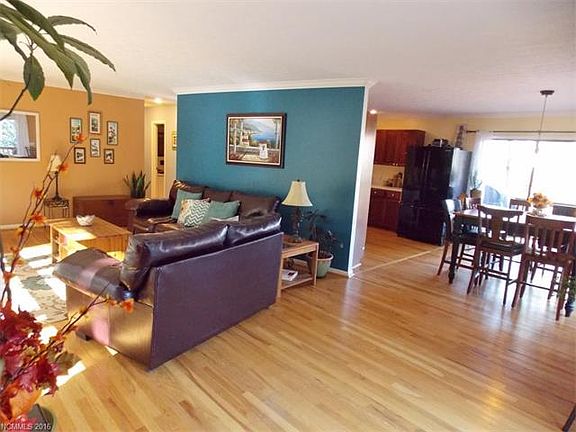 4th image of 224 Sky Lake Dr
