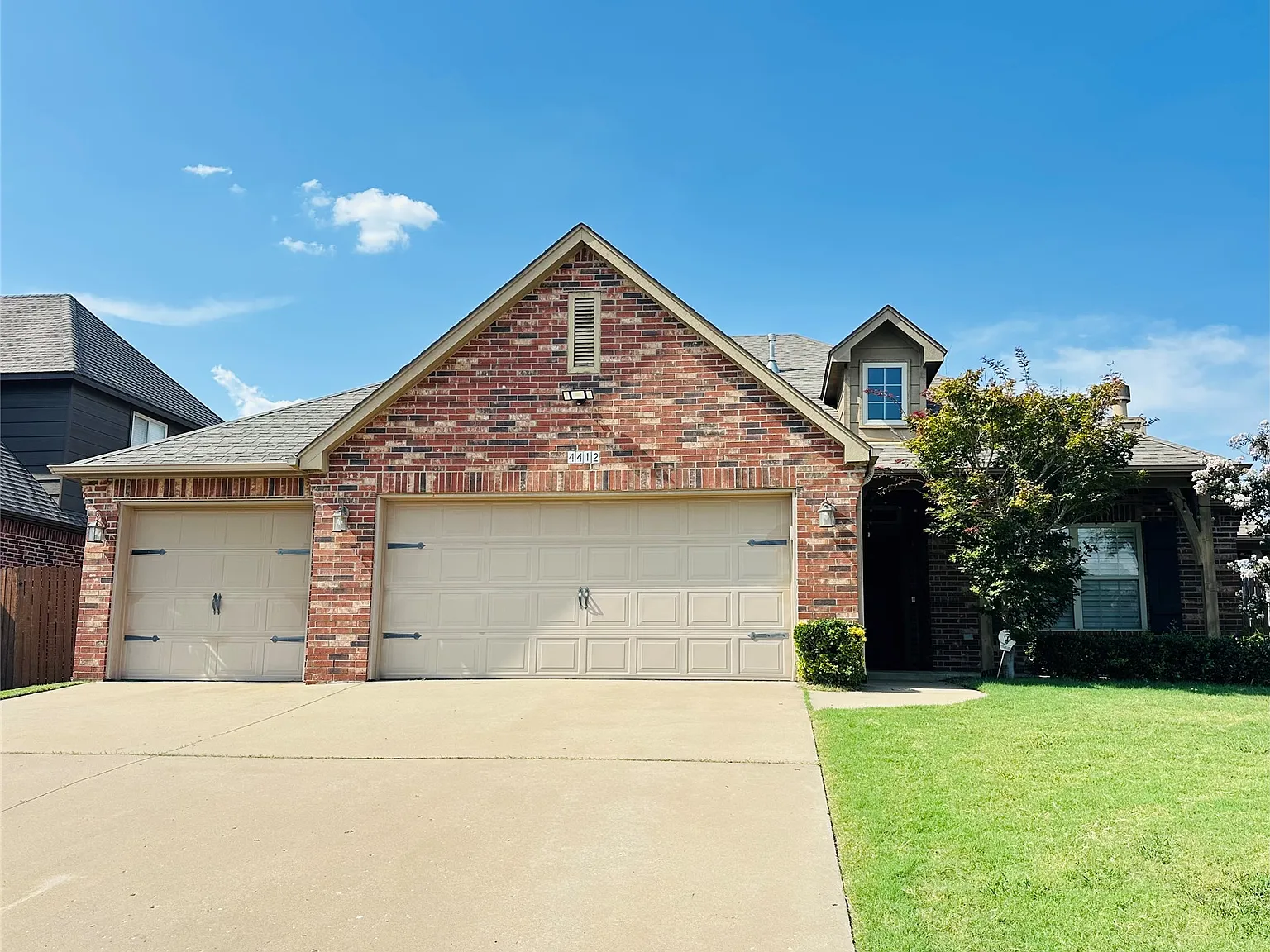 3 bed, 2.0 bath, 2027 sqft, $2,200 — Photo 1