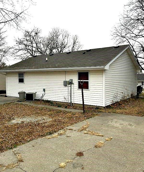 2nd image of 236 E Lieber St
