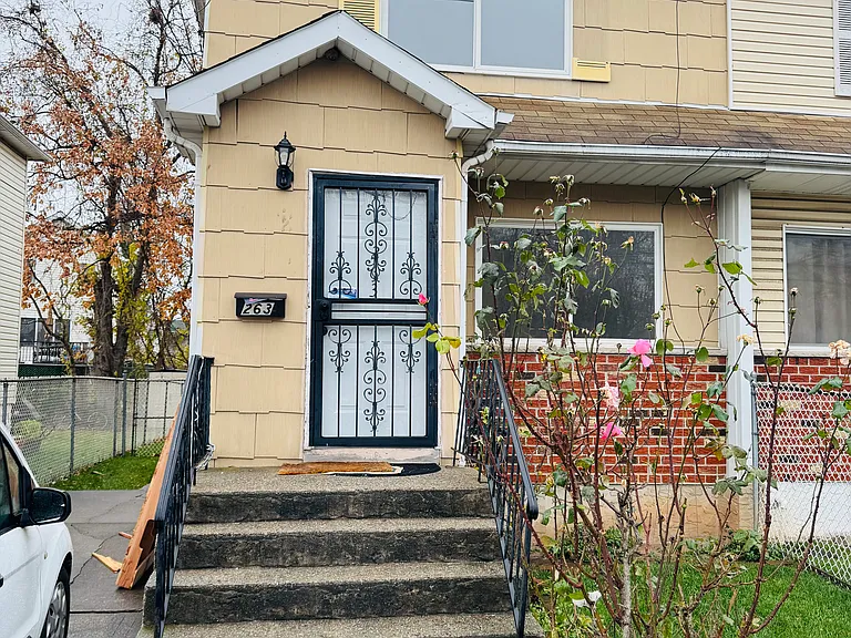 263 Lockman Ave — Photo 1