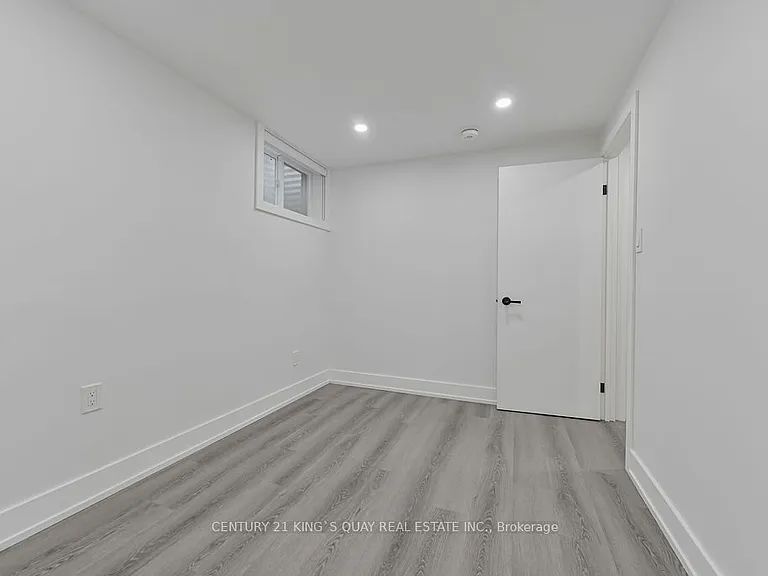989 Old Cummer Ave #LOWER — Photo 17
