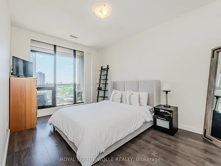 690 King St W #610 — Photo 15