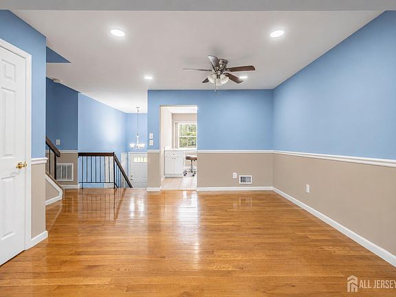 5th image of 3003 N Oaks Blvd