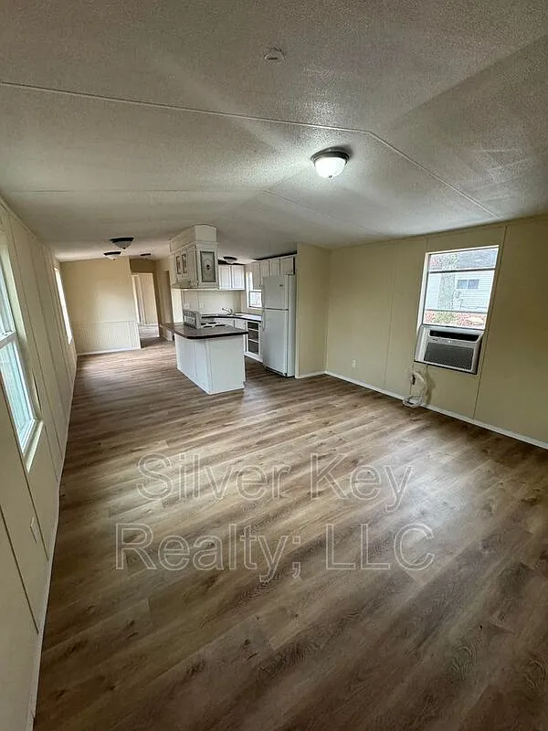 3 bed, 2.0 bath, $995 — Photo 3
