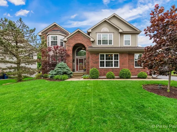 585 Waterford Rd, Elgin, IL 60124