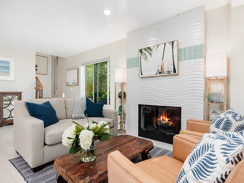 Living room w/fireplace