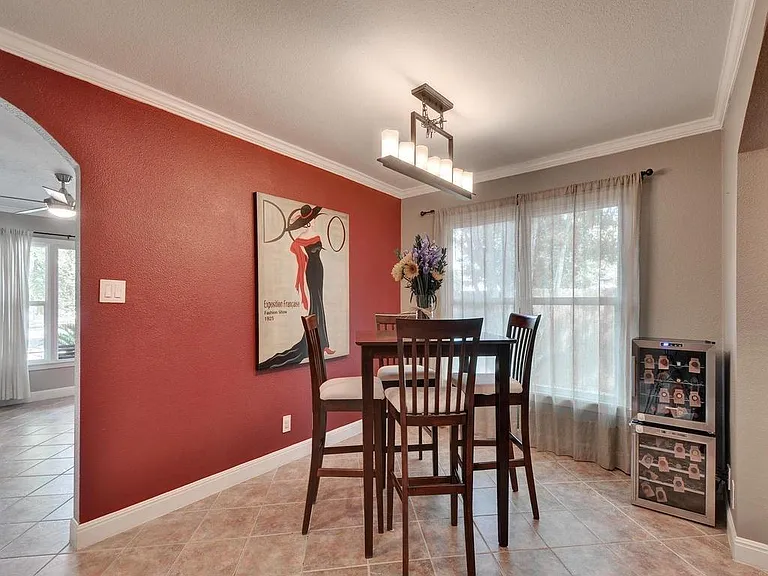 610 W North Loop Blvd — Photo 11