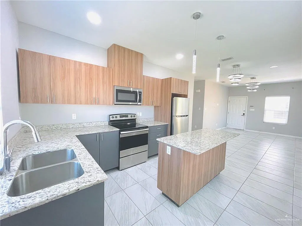 3 bed, 2.0 bath, 1045 sqft, $1,200 — Photo 2