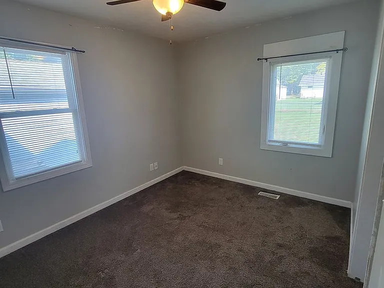 404 E Poplar St — Photo 6