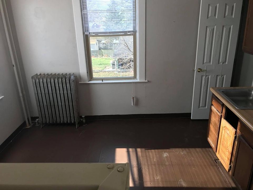 2nd image of 125 Pearl St APT 4
