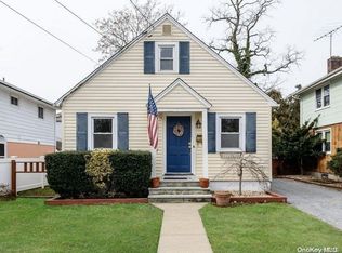 71 Edgewood Rd, Port Washington, NY 11050