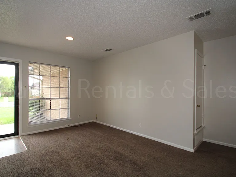 1905 Sherman Dr — Photo 5