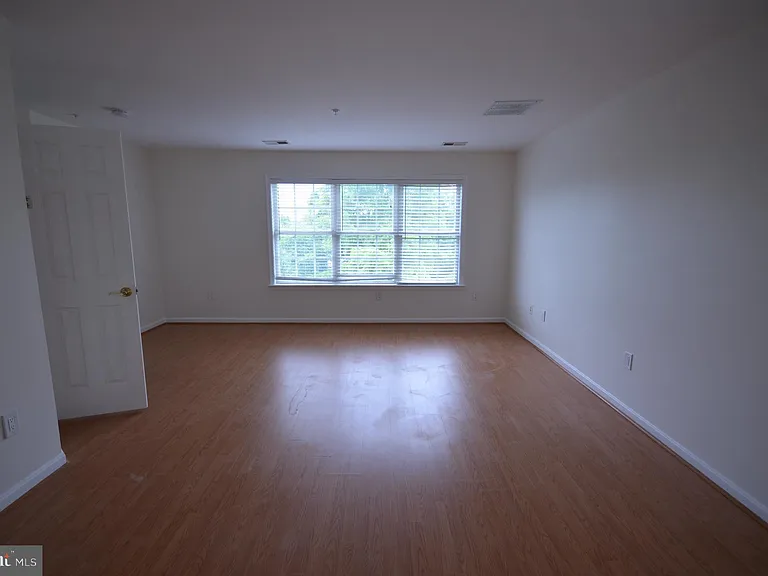 819 Royal Cres — Photo 33