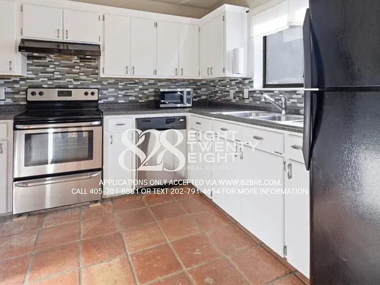 1612 Claudia Dr — Photo 3