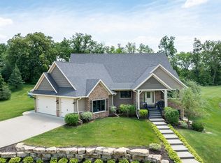 1762 Creek Wood Dr, Dubuque, IA 52003