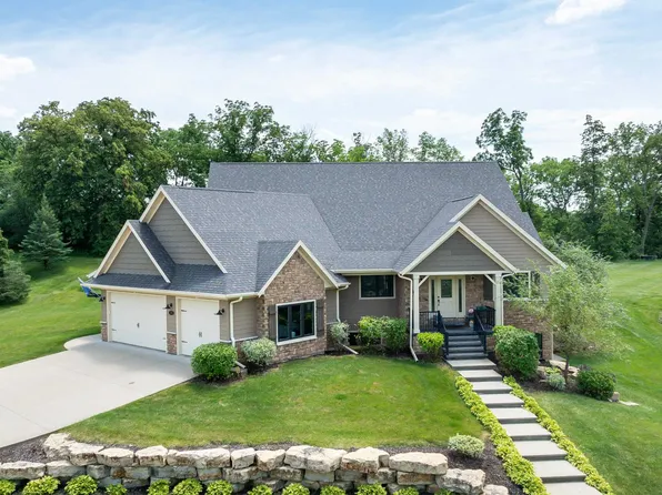 1762 Creek Wood Dr, Dubuque, IA 52003