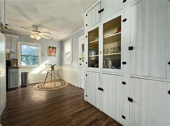 5th image of 318 W Broadway St