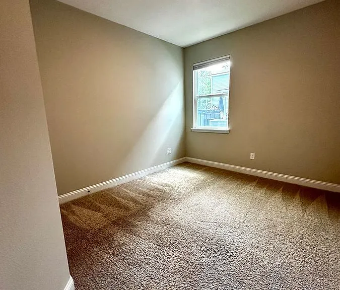 319 Greenway Ln — Photo 22