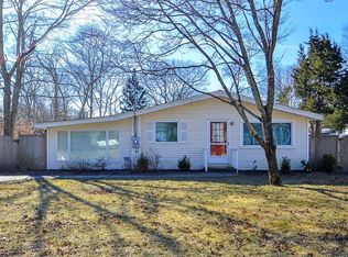 42 School St, Hampton Bays, NY 11946