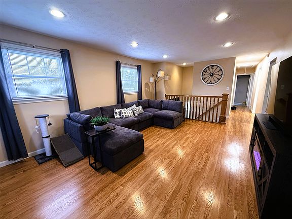 3rd image of 20332 Devore Rd