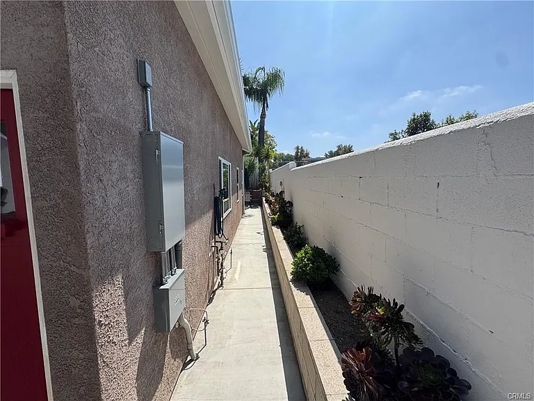 5032 Serrania Ave — Photo 22