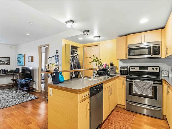 5th image of 787 Tyee Rd #304