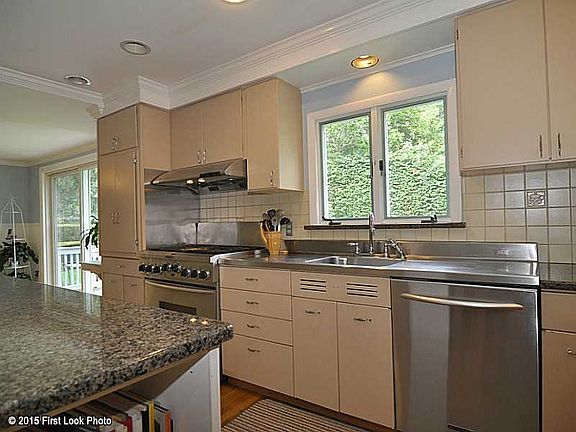 3rd image of 265 Oaklawn Ave