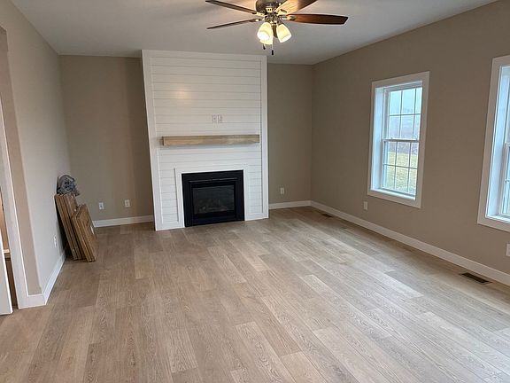 2nd image of 1411 Warwick Dr