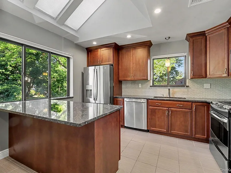 212 Old Farm Ln — Photo 5