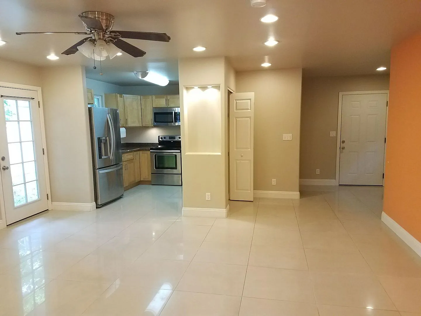 Pet Friendly, Ground Level, W/D, Great Location, Private fenced yard! — Photo 2